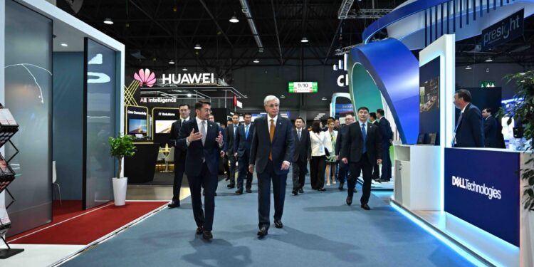 Президент посетил выставку GITEX AI Central Asia & Caucasus