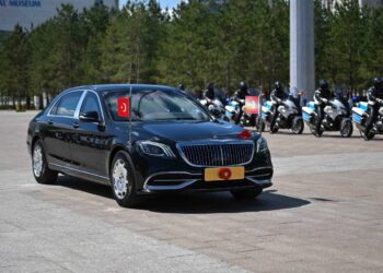 Эрдогана встретили в Казахстане с почётным караулом и авиашоу