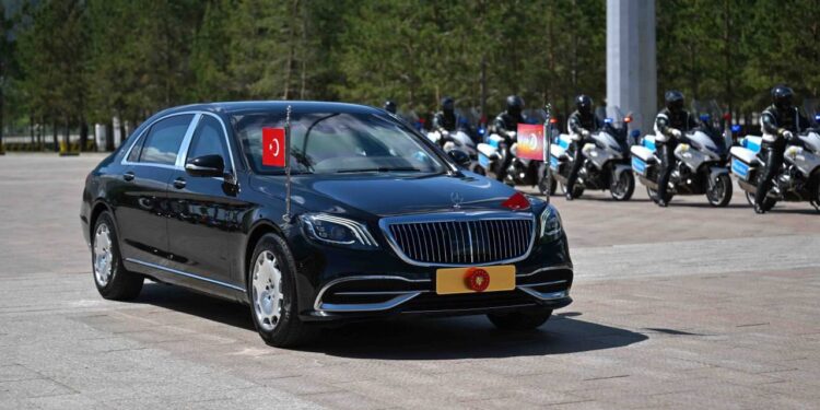 Эрдогана встретили в Казахстане с почётным караулом и авиашоу