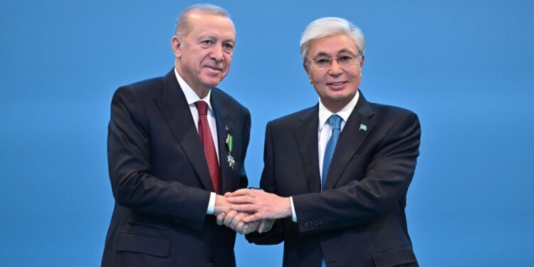 Президент Казахстана наградил Реджепа Эрдогана орденом Qoja Ahmet Yasaui