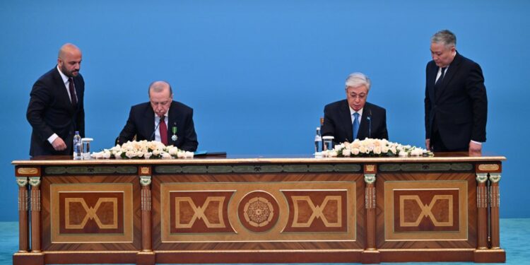 Казахстан и Турция подписали Декларацию о вечной дружбе и расширенном стратегическом партнёрстве