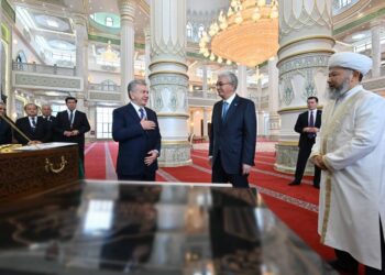 Токаев и Мирзиёев посетили в Туркестане новую мечеть (ВИДЕО)