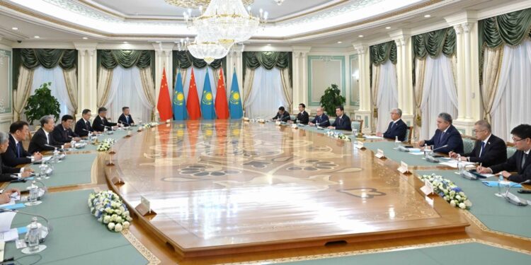 Токаев принял главу Постоянного комитета Всекитайского собрания народных представителей
