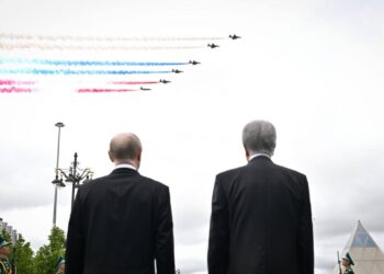 В Астане встретили Путина: прозвучали гимны, прошел почетный караул и авиашоу с дымовым шлейфом