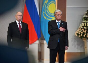 В Астане встретили Путина: прозвучали гимны, прошел почетный караул и авиашоу с дымовым шлейфом