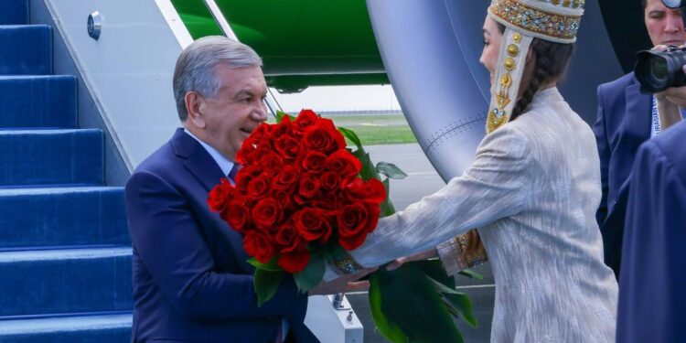 Шавкат Мирзиёев прибыл в Астану