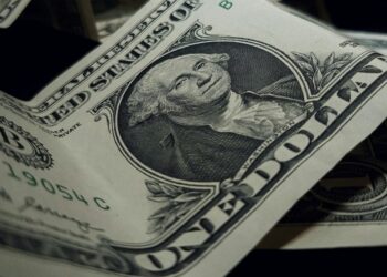 За сколько обменники покупают и продают доллары?