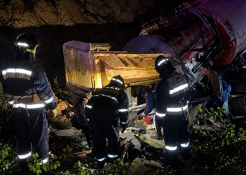 В ВКО водитель оказался зажат в кабине перевернувшегося цементовоза