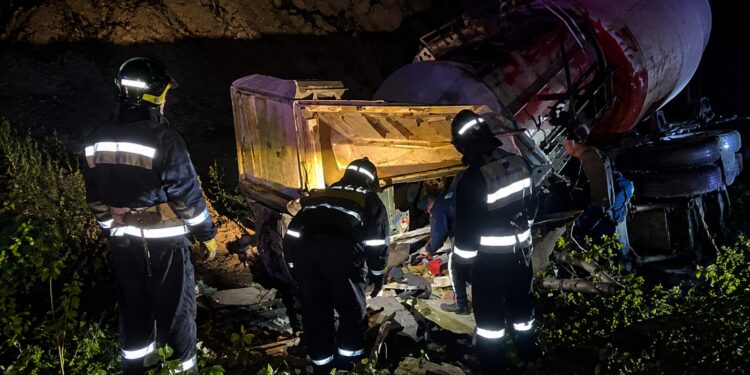 В ВКО водитель оказался зажат в кабине перевернувшегося цементовоза
