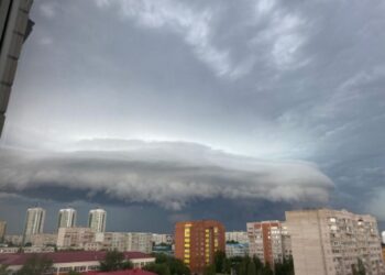 Шквалистый ветер и ливень застали жителей Актобе врасплох