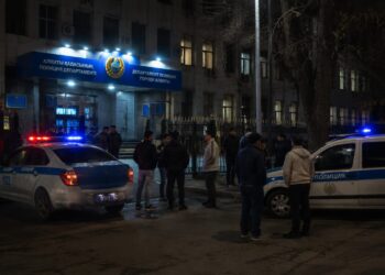 «Не дают спать»: жители Алматы жалуются на ночной шум возле Алмалинского РОВД