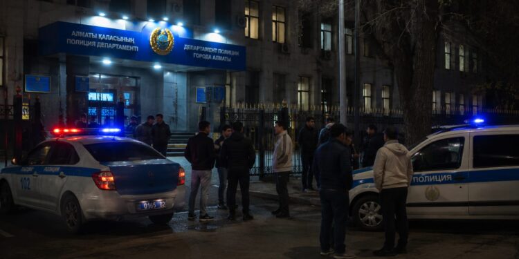 «Не дают спать»: жители Алматы жалуются на ночной шум возле Алмалинского РОВД