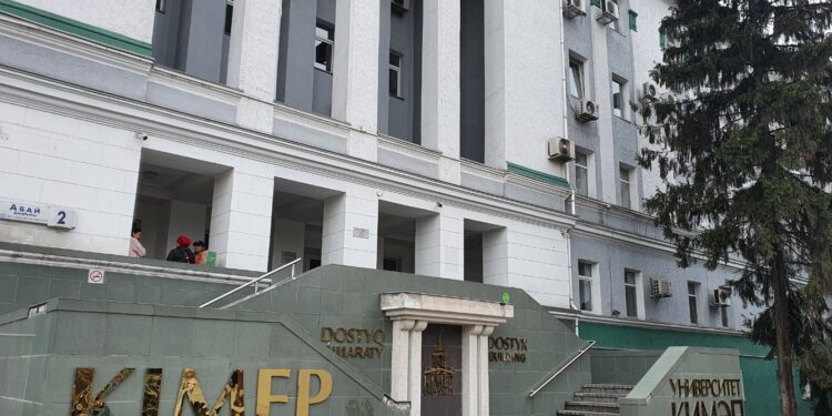 После резонансных публикаций КИМЭП проверит информацию о профессоре экономики