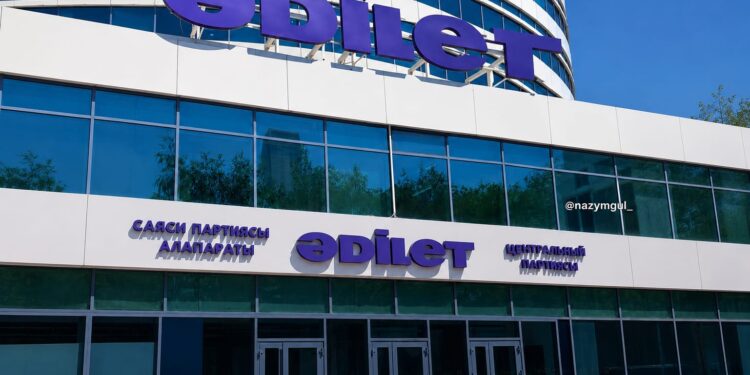 В Астане начали менять вывеску AMANAT на «Әділет»