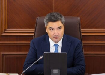 «Это ваша личная ответственность»: Бектенов раскритиковал КТЖ за отставание по транзиту