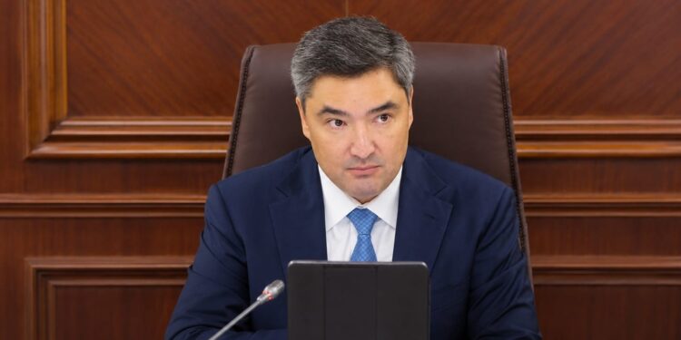 «Это ваша личная ответственность»: Бектенов раскритиковал КТЖ за отставание по транзиту