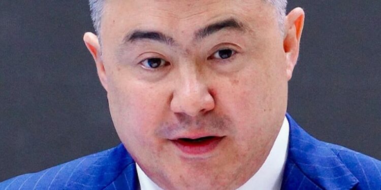 «Я просто вовремя не убежал»: Сулейменов развеселил журналистов в Сенате