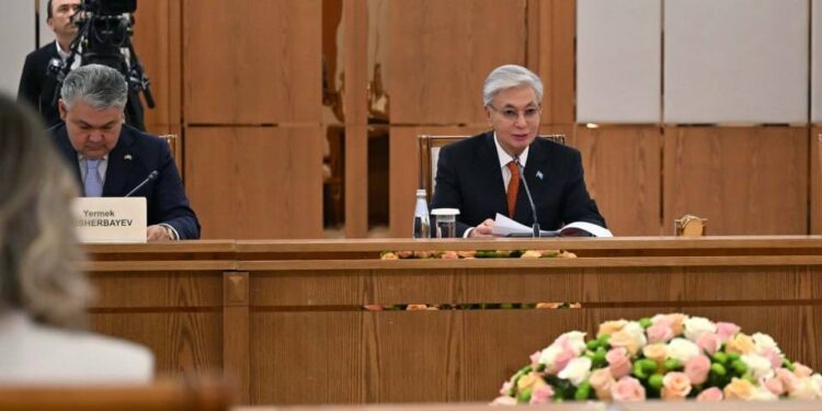 Токаев и Милатович провели переговоры в расширенном составе