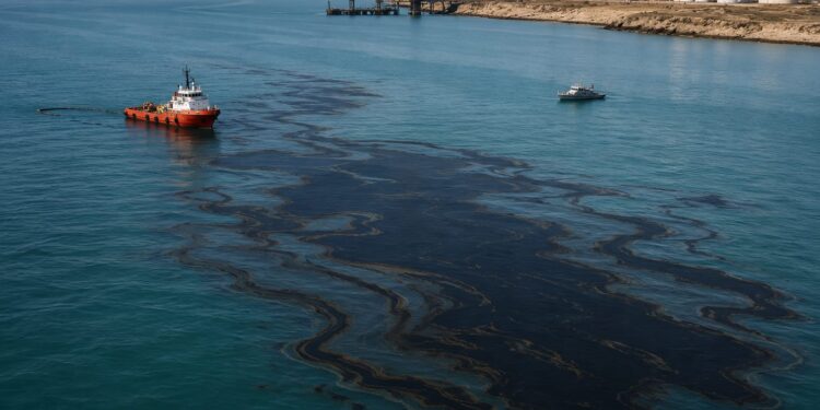 Утечка нефти произошла в Каспийском море у побережья Азербайджана