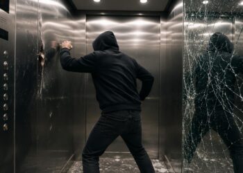 В Астане мужчина устроил погром в лифте жилого комплекса