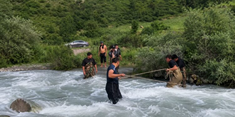Казахстанцы присоединяются к поискам мальчика, которого унесло течением в Кыргызстане