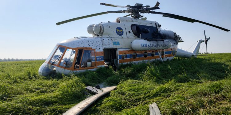 На борту 13 человек: вертолет «Казавиаспаса» совершил вынужденную посадку в Павлодарской области