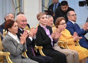 Токаев наградил лучших журналистов и отметил 106-летнюю легенду телевидения