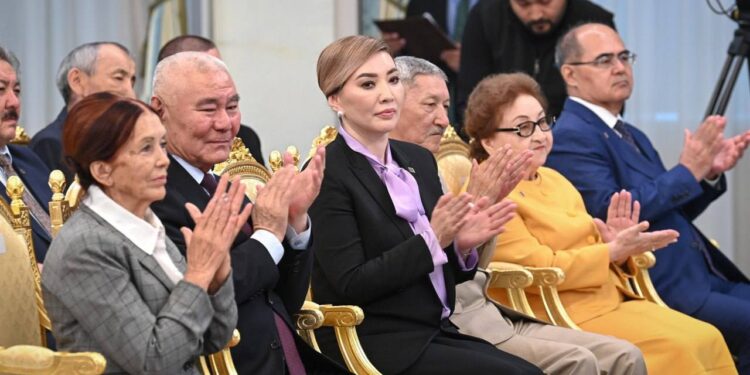 Токаев наградил лучших журналистов и отметил 106-летнюю легенду телевидения
