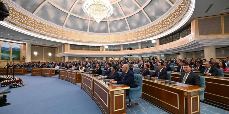 Президент поблагодарил депутатов за участие в разработке новой Конституции