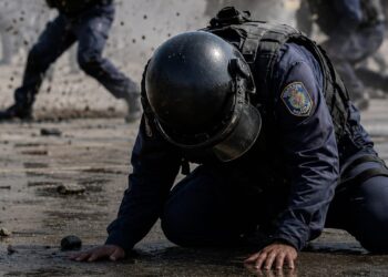 Инцидент на учениях в Алматы: полицейские получили травмы после детонации гранаты