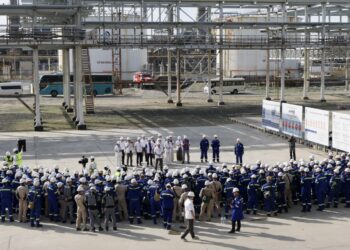 Что обсуждали кандидаты от «Әділет» с работниками крупнейших предприятий Атырау