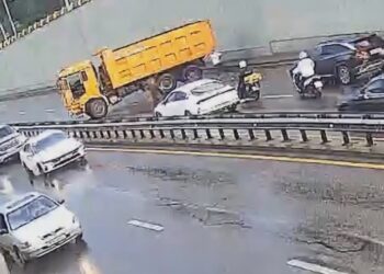 Момент жесткого ДТП с грузовиком попал на видео в Алматы