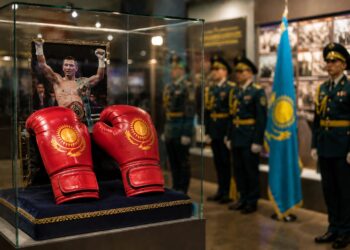 Геннадий Головкин передал свои боксерские перчатки в музей Нацгвардии