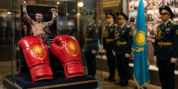 Геннадий Головкин передал свои боксерские перчатки в музей Нацгвардии