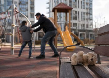 В Алматы арестовали мужчину после нападения на ребенка на детской площадке