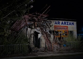 Сильный ветер обрушил вышку связи на магазин: в районе Актюбинской области объявили ЧС