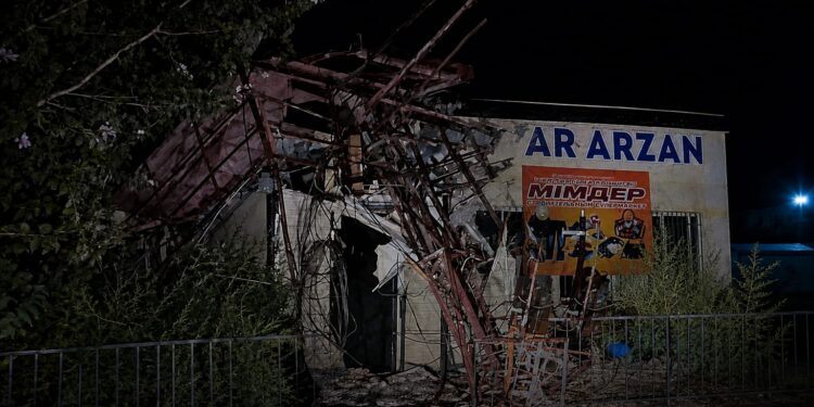 Сильный ветер обрушил вышку связи на магазин: в районе Актюбинской области объявили ЧС
