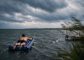 Мужчину на надувном матрасе унесло ветром в открытое озеро в СКО
