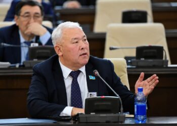 «Это дискриминация»: экс-мажилисмен Абенов высказался о дорогих подарках выпускникам НИШ