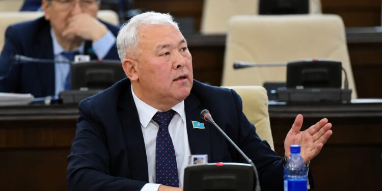 «Это дискриминация»: экс-мажилисмен Абенов высказался о дорогих подарках выпускникам НИШ