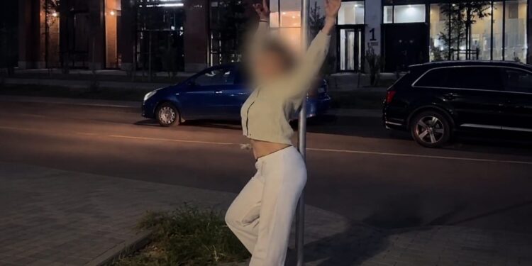 ❗️Использовала дорожный знак как пилон: блогершу оштрафовали в Астане
