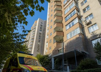 ️21-летний житель Алматы погиб при падении с общего балкона многоэтажки