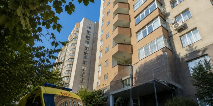 ️21-летний житель Алматы погиб при падении с общего балкона многоэтажки