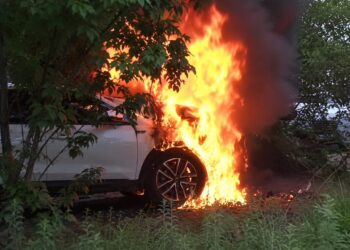 Шестилетний мальчик устроил пожар и сжег чужой автомобиль в Семее