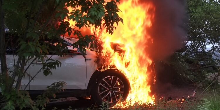 Шестилетний мальчик устроил пожар и сжег чужой автомобиль в Семее