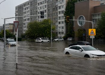 Что происходит в Астане после мощного ливня: улицы ушли под воду