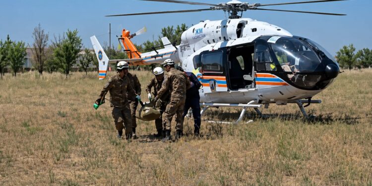 Спасатели эвакуировали туриста и спустили тело его погибшего друга в Туркестанской области