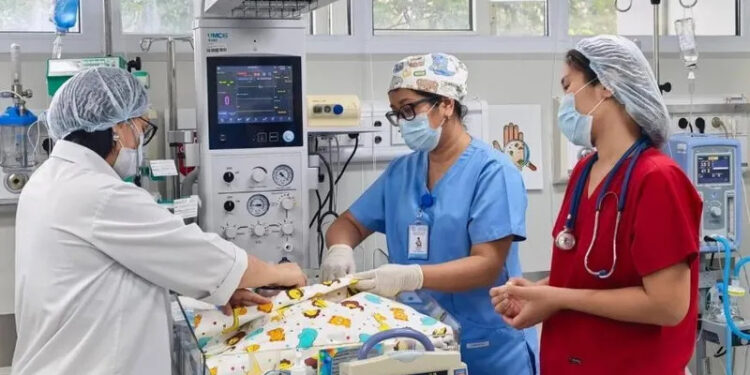 Казахстанские врачи спасли младенца, доставленного санитарной авиацией из Таиланда