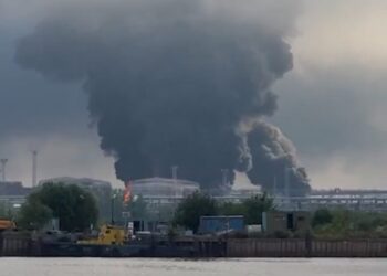 Атака дронов на Санкт-Петербург: Зеленский опубликовал видео последствий