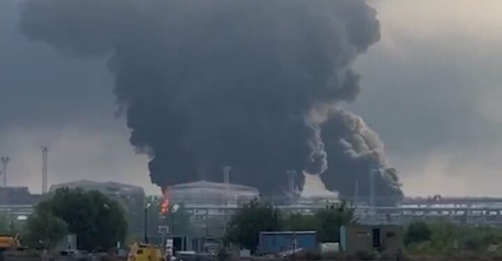 Атака дронов на Санкт-Петербург: Зеленский опубликовал видео последствий